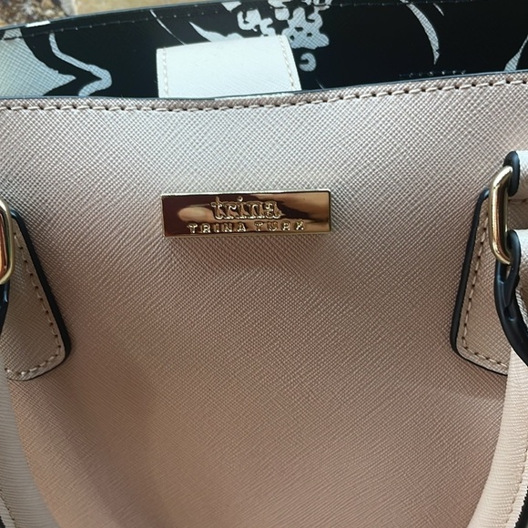 Trina Turk Beige PVC Structured Tote Bag Black White Pink Interior Gold Hardware - Picture 5 of 16